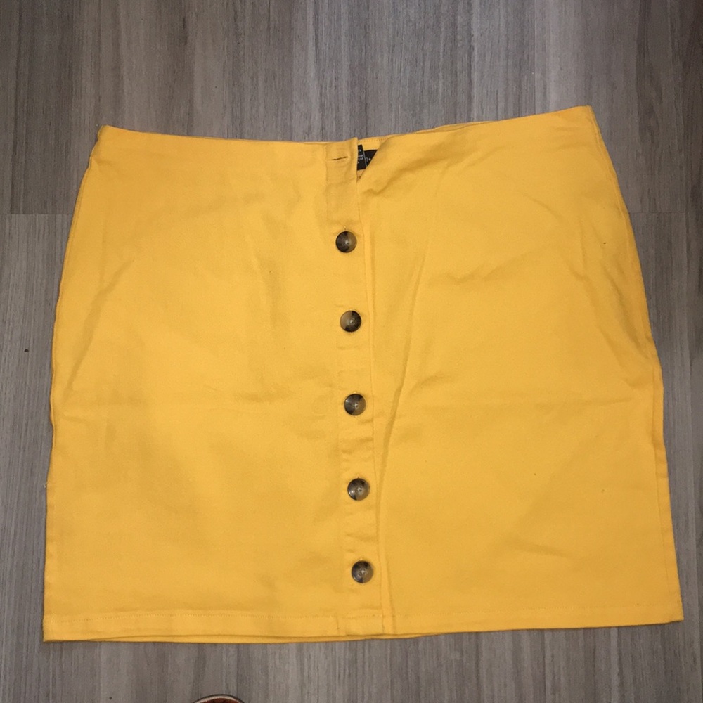 Yellow high waisted skirt!